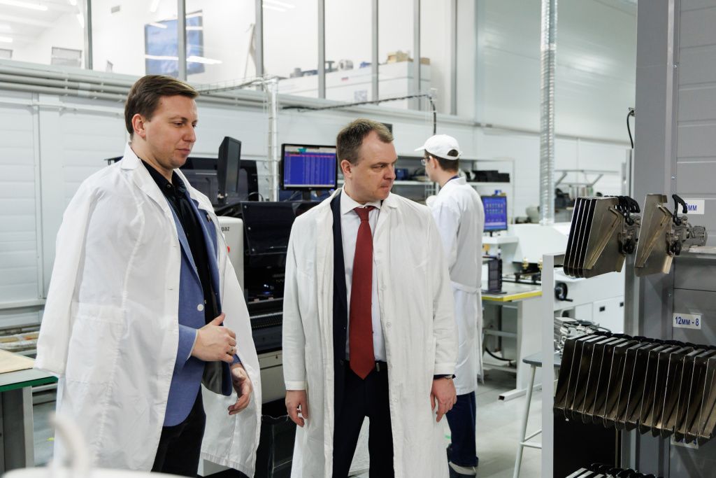 Осмотр участка радиоэлектронного монтажа на заводе Взлет