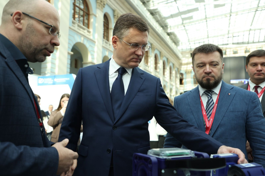 Александр Новак осматривает оборудование Взлет
