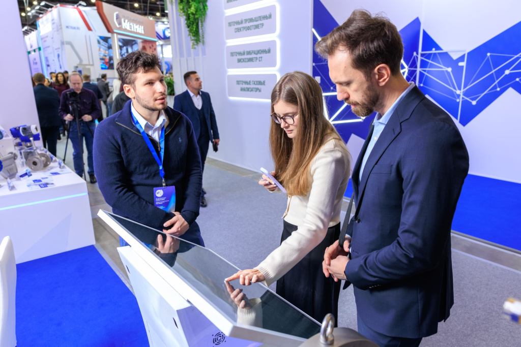 Консультации гостей на стенде Взлет