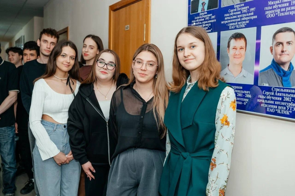 Студенты ЛГТУ на передаче стенда Взлет