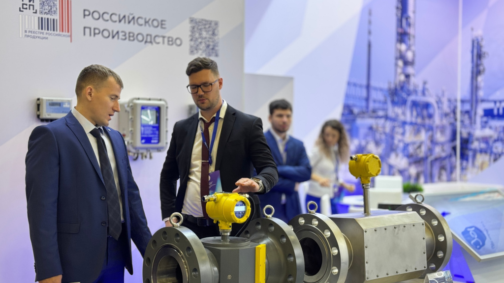 Общение с коллегами на стенде компании Взлет на Газовом форуме-2025